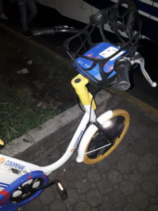 bicicleta omni parqueada de noche