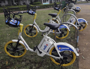 bicicletas eléctricas omni costa rica en un parque
